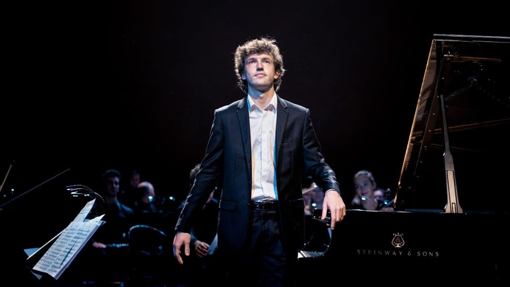 Young French pianist wins public radio broadcasters' award