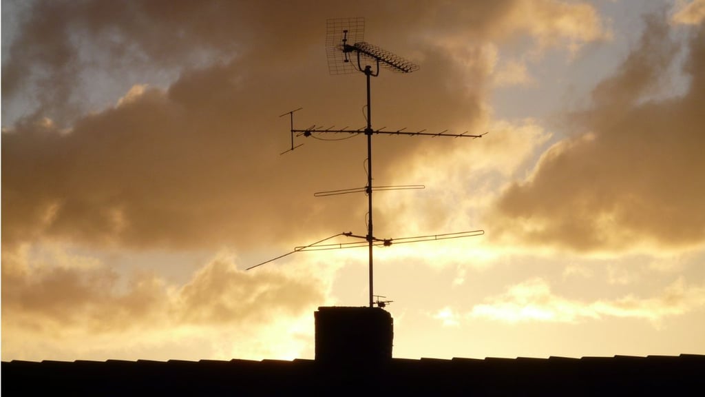 Antenna for receiving broadcasts via the lower UHF spectrum
