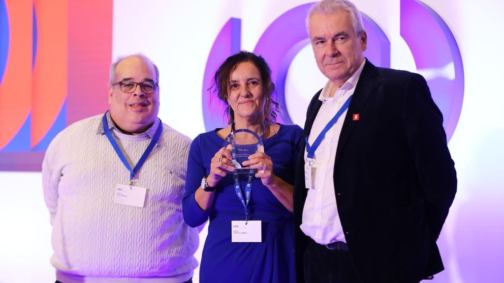 L'image présente Emilio San Pedro, Hd Eurovision News Exchange ; Asun Gomez Bueno ; Dir International Relations, RTVE et Eric Scherer, président du comité d'information de l'UER. Asun a accepté le prix Gunnar Hoidahl pour RTVE et tient le trophée