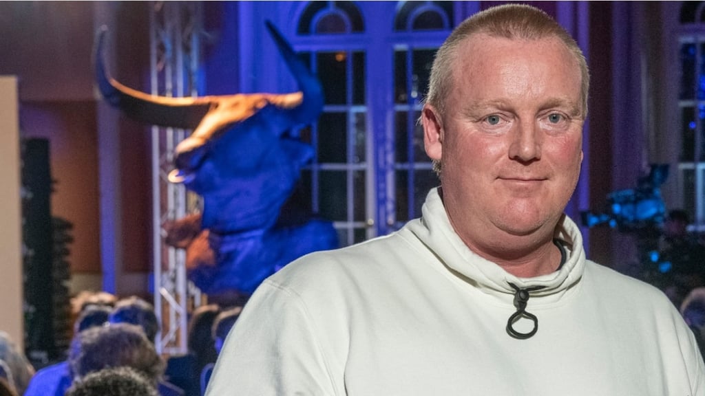 Cette image montre Liam O'Brien debout se faisant prendre en photo au Prix Europa en octobre 2023.