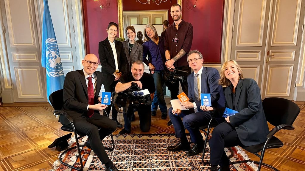 L'image présente Volker Türk et l'équipe chargée de réaliser l'interview comme suit : Massimo Incollingo, caméraman ; Philippe Revaz, producteur et présentateur de la RTS et Kathrin Hondl, correspondante radio ARD ; Emilie de Schaetzen, responsable des événements et contenus d'actualité ; Gil Boesch, producteur d'ARD ; Eliane Ruckstuhl, caméraman (RTS) ; Toby Bradley, directeur technique et producteur (UER)