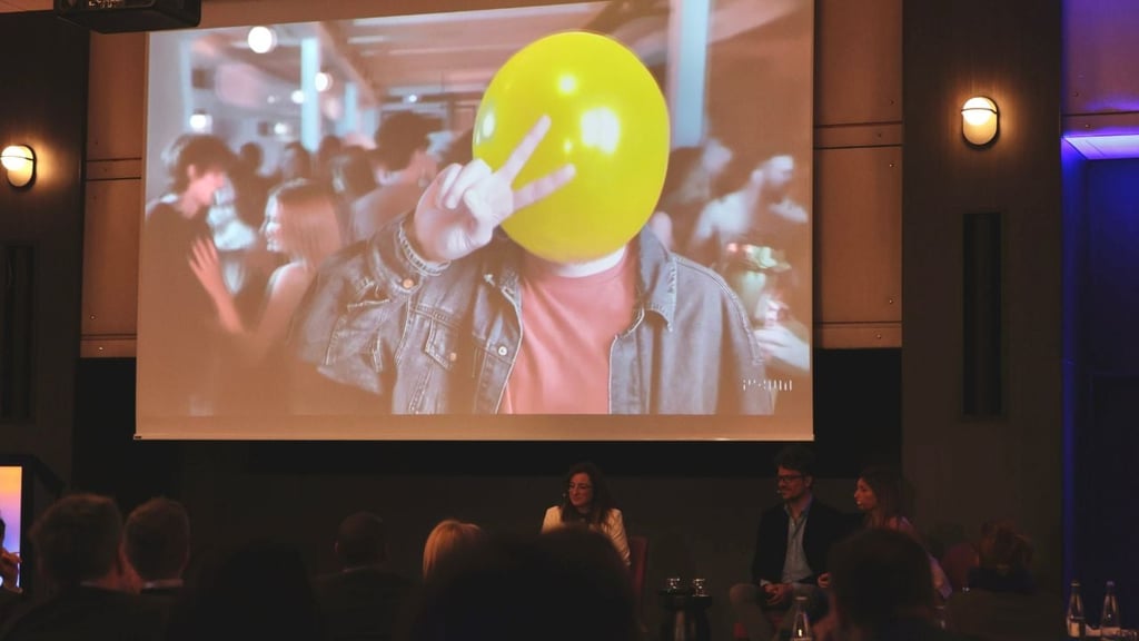Image d'un homme dont la tête est un ballon jaune, tirée du film Air Head, réalisée par des « enfants timides » utilisant l'outil de conversion de texte en vidéo, Sora.