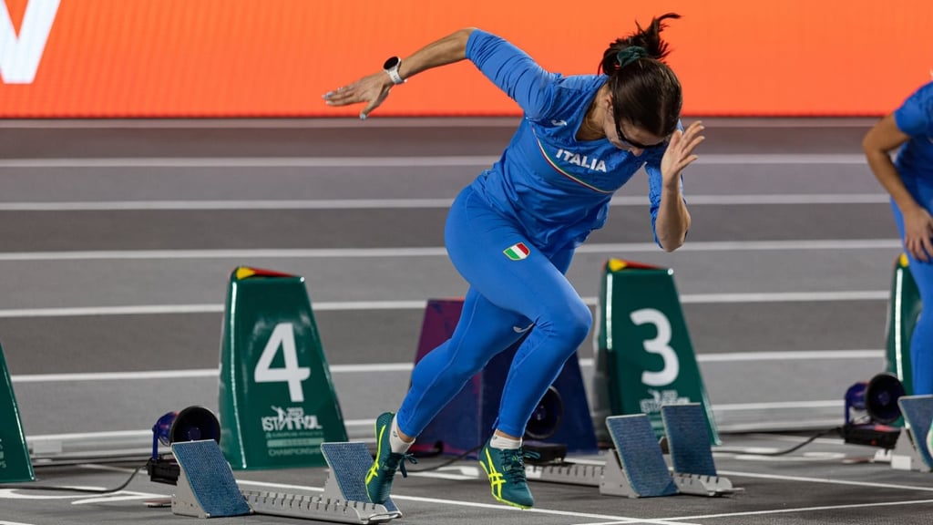 Il s'agit d'une image de la sprinteuse Irene Siragusa décollant du bloc de départ d'une course européenne d'athlétisme.