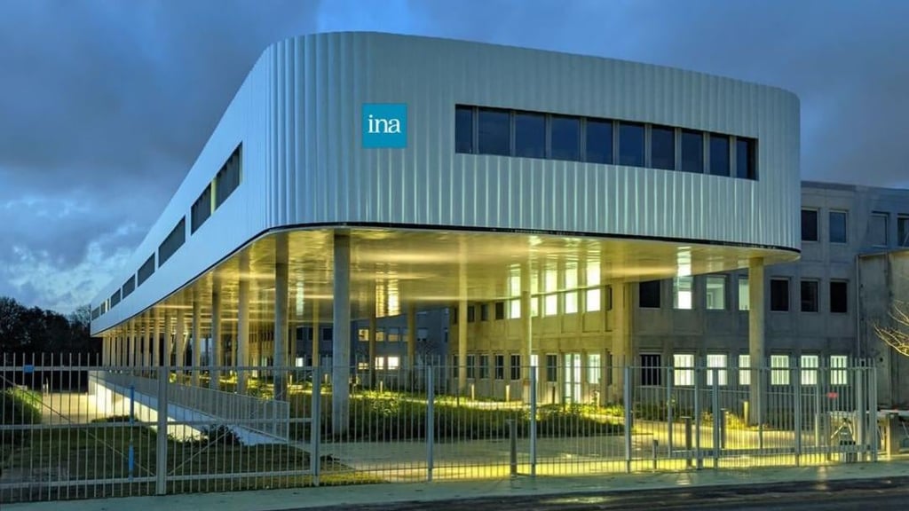 Voici une image du siège de l'INA à Bry-sur-Marne, en France. 