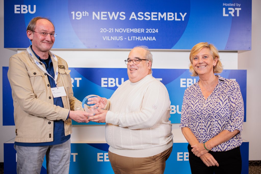 This is a photo of Esther Bootsma and Sven van Bijsterveldt of NOS accepting the Gunnar Høidahl Award from the EBU’s Emilio San Pedro.