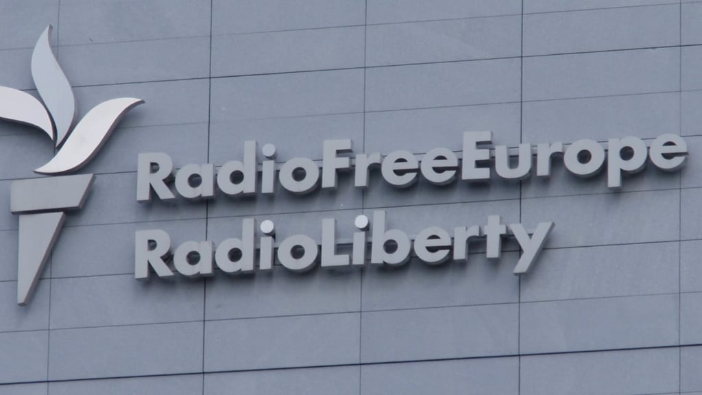 Photo du nom et du logo sur le siège social à Prague