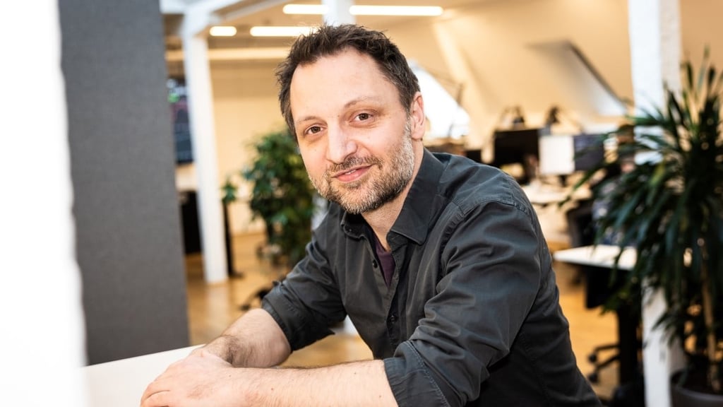 Il s'agit d'une photo de Kasper Lindskow, responsable de l'IA au sein du groupe de médias JP/Politikens au Danemark.