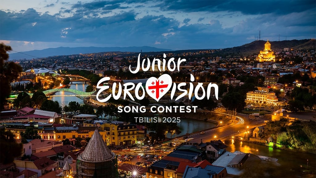 Il s'agit d'une photo de la capitale géorgienne Tbilissi avec une superposition du logo de l'Eurovision Junior