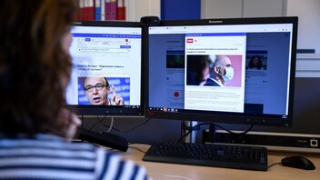 Femme devant un écran d'ordinateur, regardant des images d'une perspective européenne