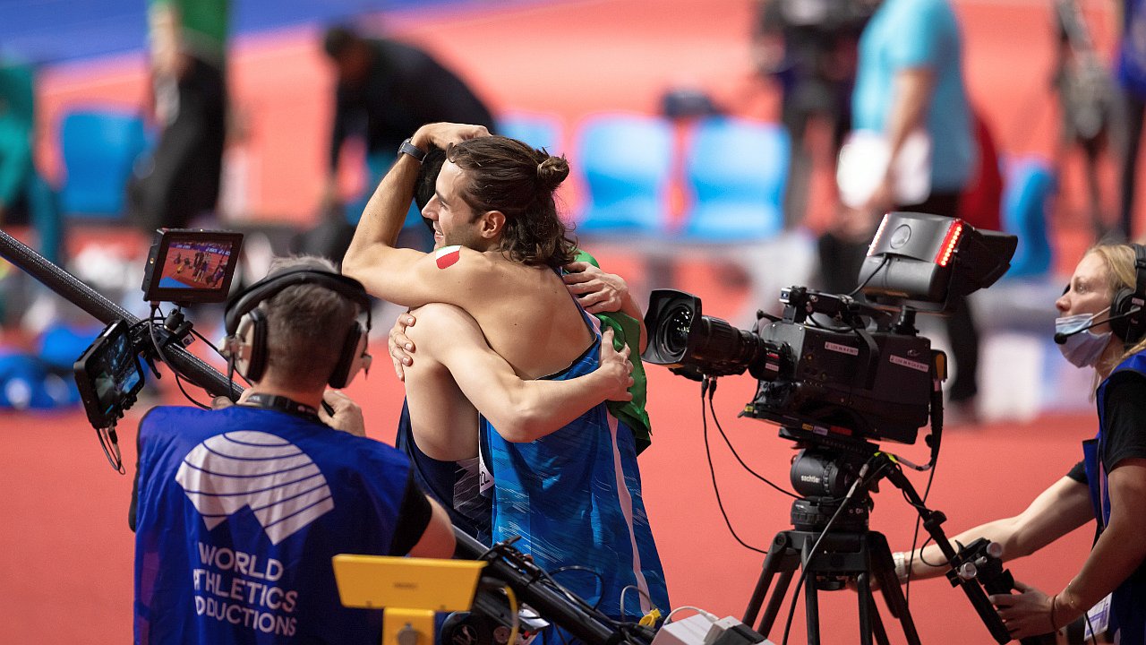 Diváci prijímajú spravodajstvo členov EBU o halových majstrovstvách sveta v atletike